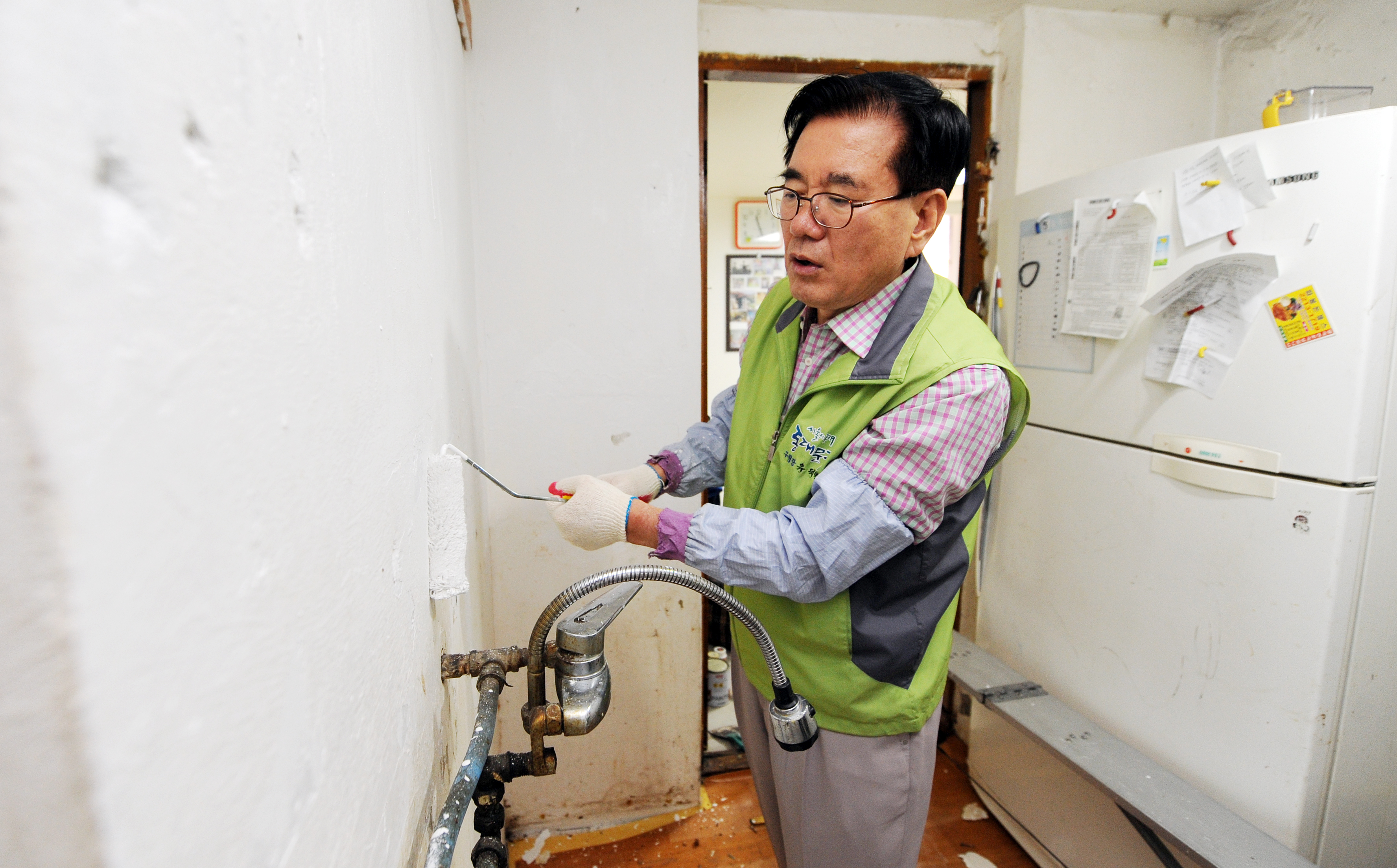 저소득가정 여름맞이 도배 장판 봉사.JPG