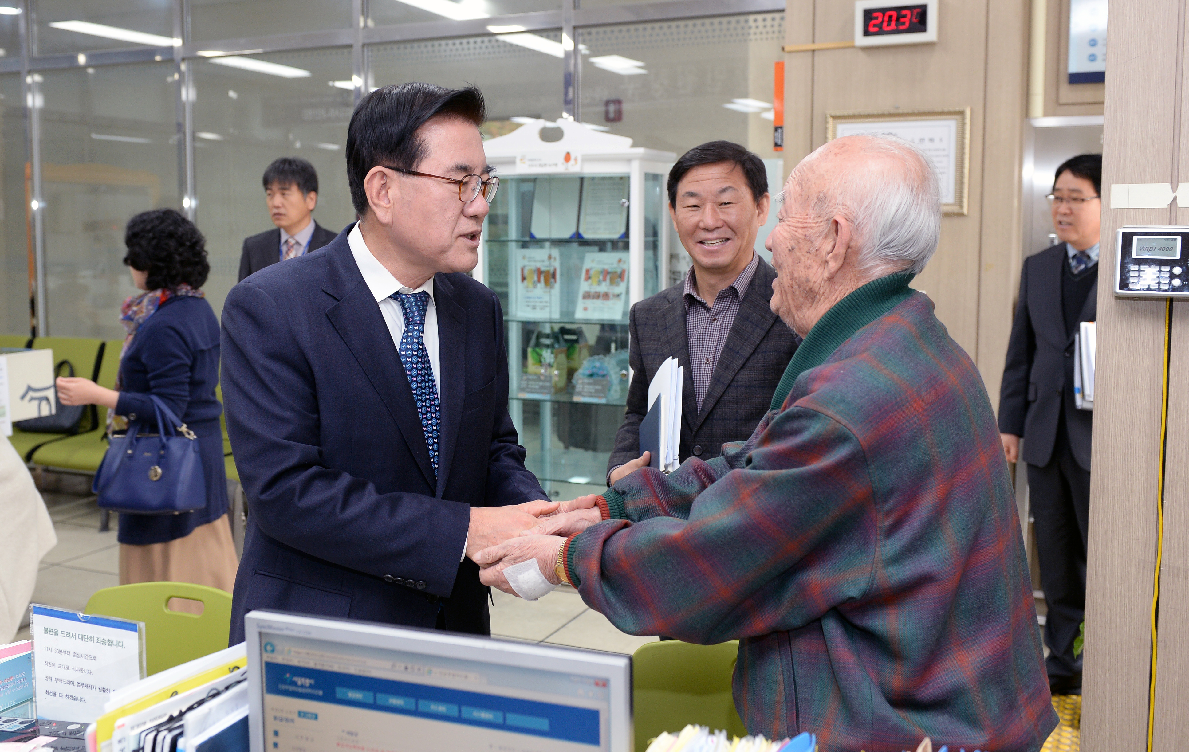 일일동장 유덕열 동대문구청장 민원인을 따뜻하게 응대하는 유덕열 동대문구청장.JPG